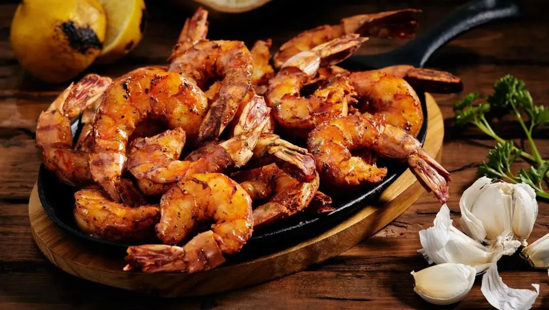 https://www.oklahomajoes.co.nz/Images/Recipes/Main/smoked-prawns.jpg